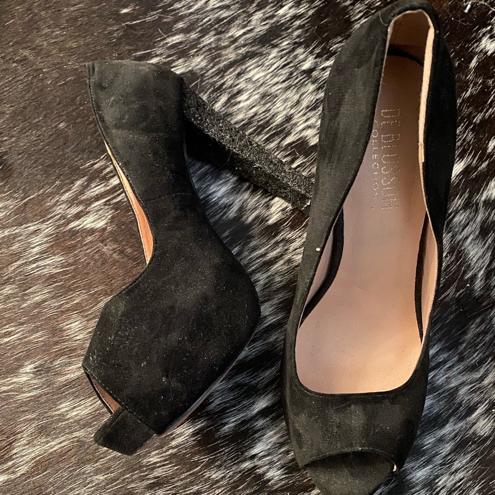 Black pumps with glitter
